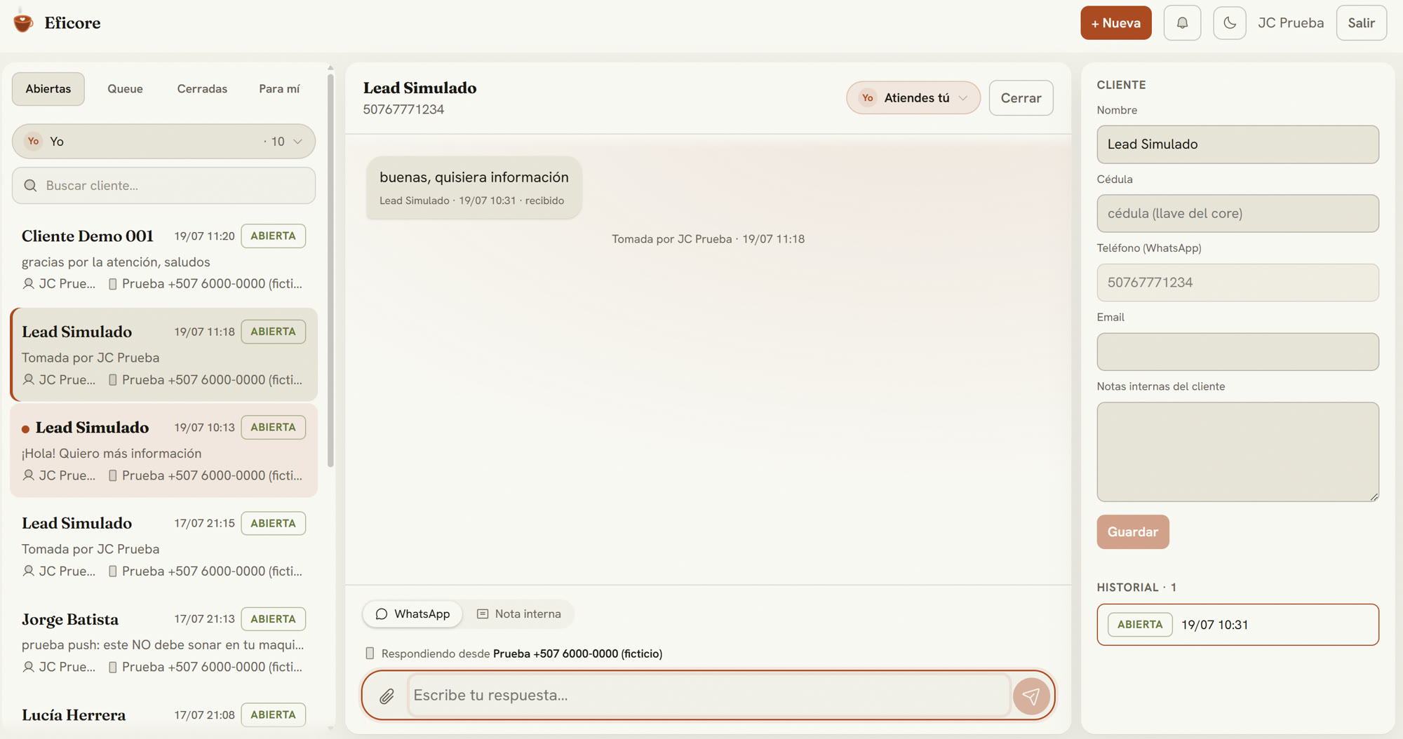Eficore en escritorio: la bandeja compartida, una conversación tomada por un agente y la ficha del cliente al costado.